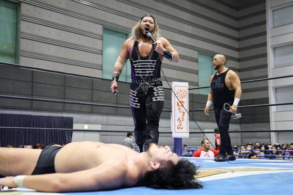 この俺が新日本の“顔”だ！」EVILが“STRONG STYLE”成田を無法撃破