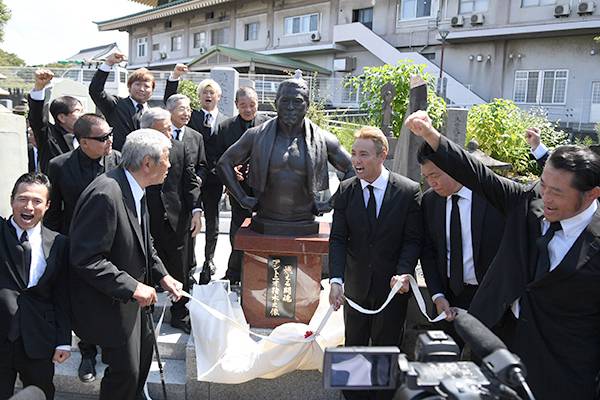 アントニオ猪木 ブロンズ像 (横浜市鶴見区の総持寺にて アントニオ猪木 ブロンズ像 (横浜市鶴見区の総持寺にて