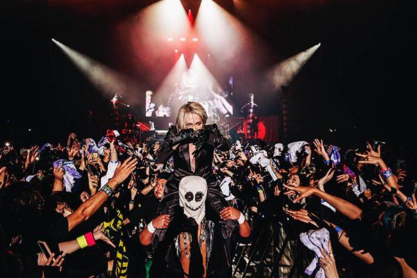 真壁選手が「NEX_FEST」HYDEのステージに“謎の覆面男”としてサプライズ