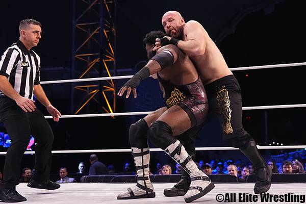 ジョン・モクスリーがパワーハウス・ホブスに激勝し、IWGP 世界ヘビー