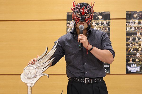 SUPER Jr.』覇者・デスペラードが無秩序ジュニア王者のSHOと大 SUPER Jr.』覇者・デスペラードが無秩序ジュニア王者のSHOと大