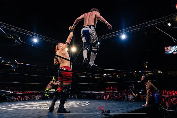 エチセロとのサブミッション合戦を制したザックが、IWGP 世界ヘビー級