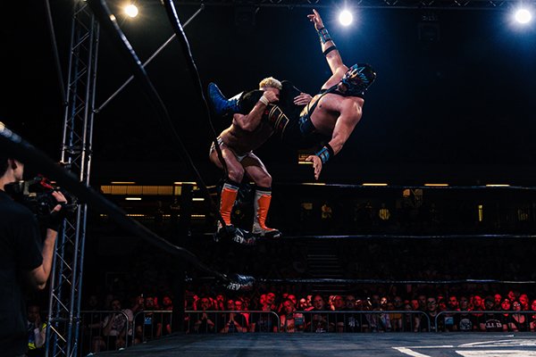 エチセロとのサブミッション合戦を制したザックが、IWGP 世界ヘビー級