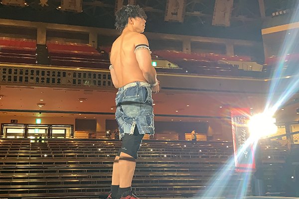 10.14両国大会の大会開始前、YOH選手がコスチューム姿で登場！開場と