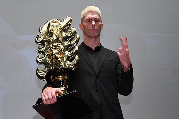新日本プロレス　IWGP選手権　勝利者トロフィー　実使用 俺がまったく違う次元にいることを証明する」ザックがIWGP世界ヘビー獲