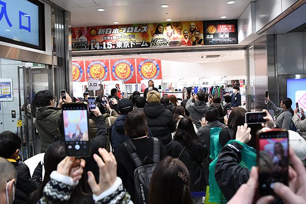 京王百貨店『NJPW × YHPW Xmas POPUP STORE』最終日は、棚橋弘至選手が