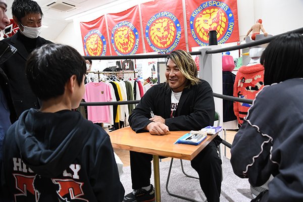 京王百貨店『NJPW × YHPW Xmas POPUP STORE』最終日は、棚橋弘至選手が