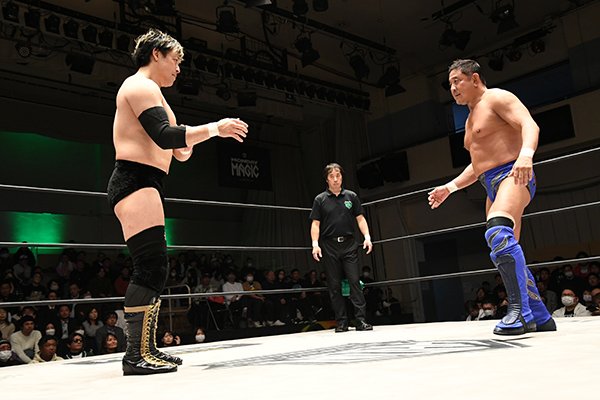 通算3度目のシングル戦は、真っ向勝負のタフマッチ！潮崎が渾身