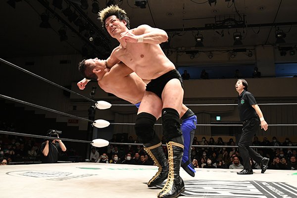 通算3度目のシングル戦は、真っ向勝負のタフマッチ！潮崎が渾身