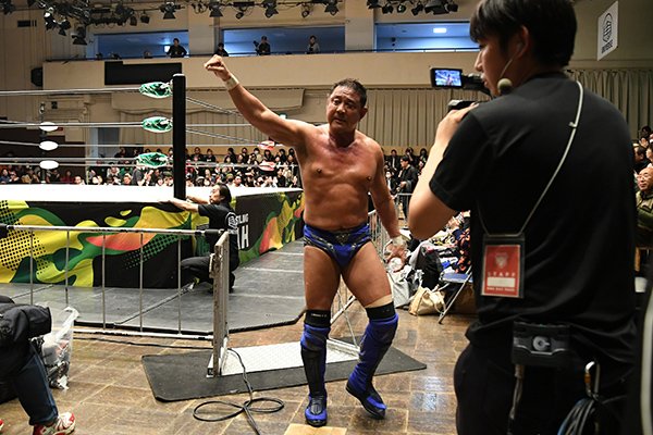 通算3度目のシングル戦は、真っ向勝負のタフマッチ！潮崎が渾身
