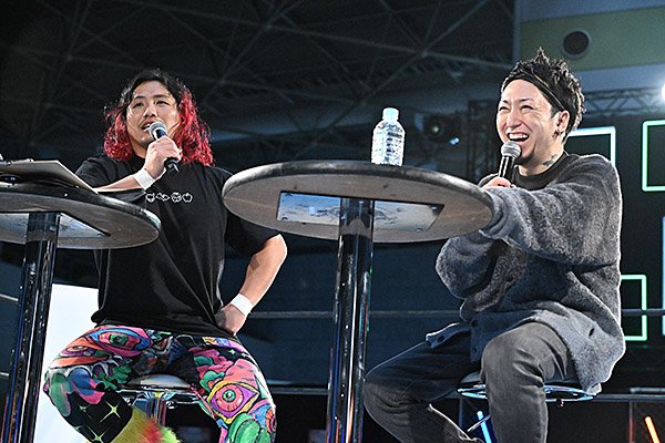 新日本プロレスの熱い試合で場内大歓声！ 最後の締めは“DJ”ヒロムが