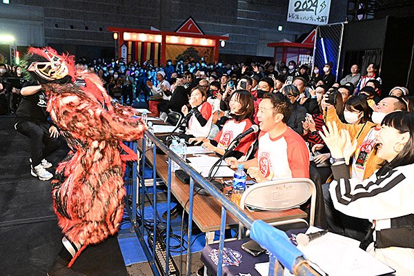 新日本プロレスの熱い試合で場内大歓声！ 最後の締めは“DJ”ヒロムが