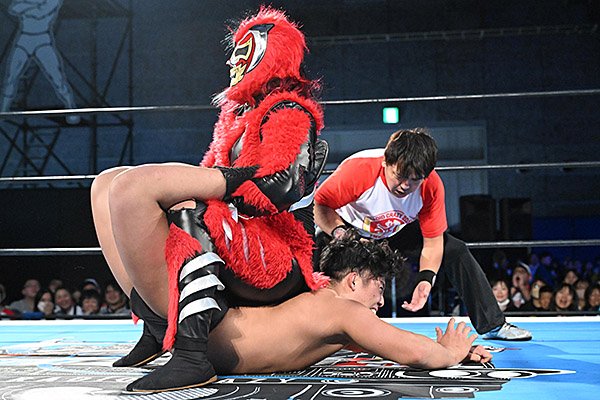 新日本プロレスの熱い試合で場内大歓声！ 最後の締めは“DJ”ヒロムが