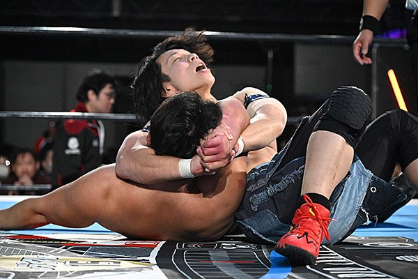 新日本プロレスの熱い試合で場内大歓声！ 最後の締めは“DJ