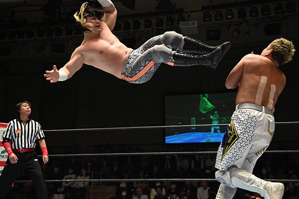 YOSHI-HASHI 選手 キラコイン (CHAOS) Oiwa Grips victory over YOSHI-HASHI | NEW JAPAN PRO-WRESTLING