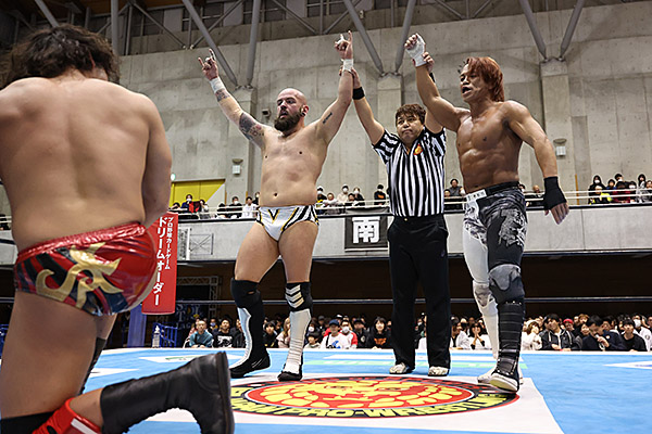 ファン大熱狂の“トップ対決”はイーグルス＆藤田がKUSHIDA＆吉岡を撃破