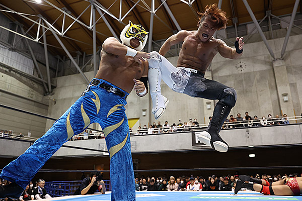 ファン大熱狂の“トップ対決”はイーグルス＆藤田がKUSHIDA＆吉岡を撃破