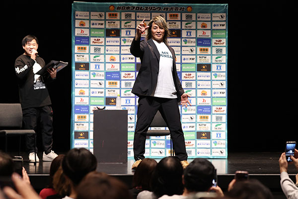 棚橋とのラストトークショーに阿部リングアナが涙……。初代くまモン