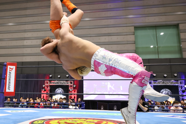海野が“難敵”ザックの猛攻を振り切り執念の勝利！ 後藤から勝利を