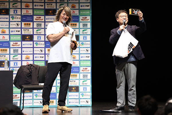 棚橋とのラストトークショーに阿部リングアナが涙……。初代くまモン