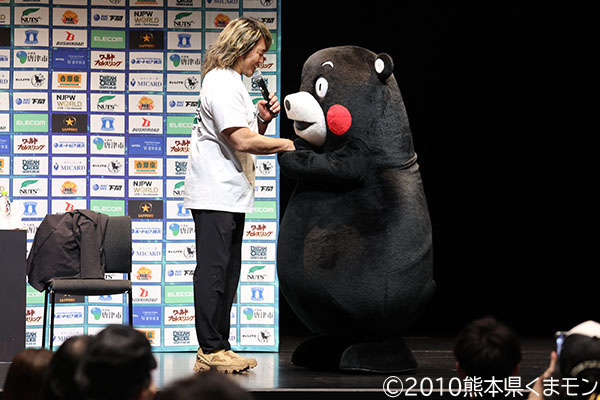 棚橋とのラストトークショーに阿部リングアナが涙……。初代くまモン