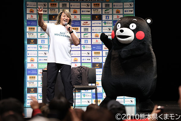 棚橋とのラストトークショーに阿部リングアナが涙……。初代くまモン