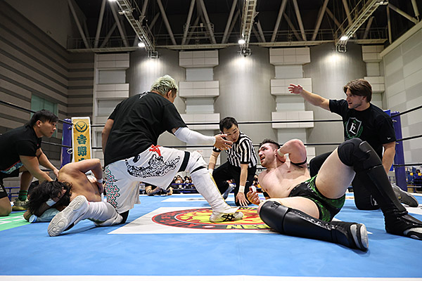 海野が“難敵”ザックの猛攻を振り切り執念の勝利！ 後藤から勝利を