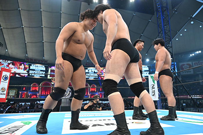 ぼくらプロレスファン 強いプロレス 赤の魂に全国プロレスファンが集う プロレスショップ博多はグッズ宝庫