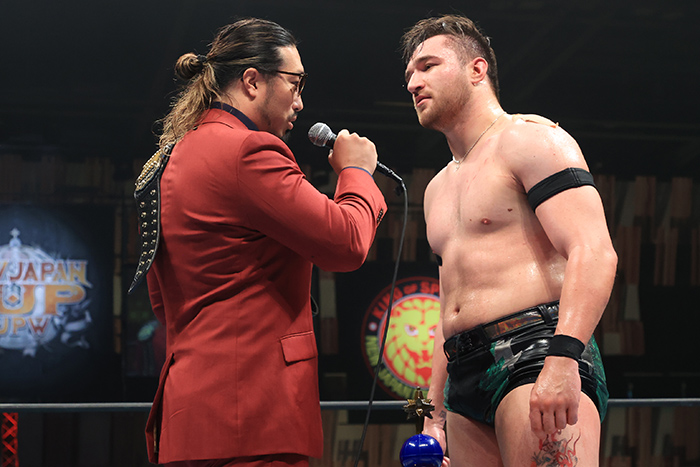 決勝は一進一退の大激戦！カラムが粘る上村を“新技”で壮絶勝利を挙げ