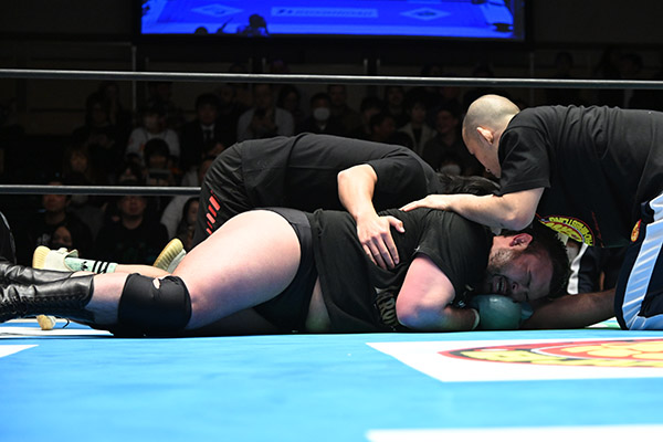 NEW JAPAN CUP』開幕！ 上村がオーカーンの猛攻を振り切り執念の勝利