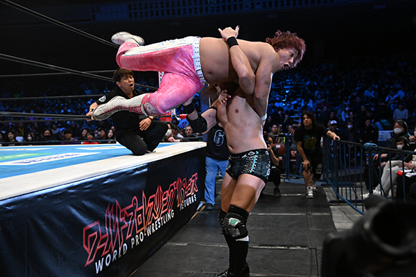 Takeshita survives time limit to retain TV Title | NEW JAPAN PRO