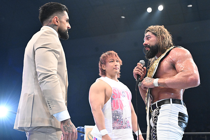 驚愕ムーブ続出！アンドラデが鉄柱DDTからのザ・メッセージで辻に激勝