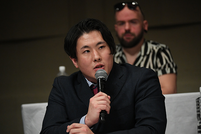 会見終了後、ワトが「改心した」藤田をケンカ腰で急襲！アキラも藤田を