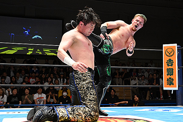 Akira outlasts Wato, Fujita and SHO in Korakuen | NEW JAPAN PRO