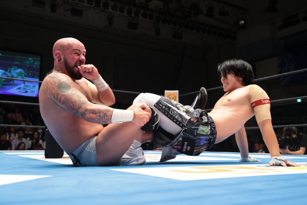 Direct Drive keeps YOH on top in Korakuen | NEW JAPAN PRO-WRESTLING