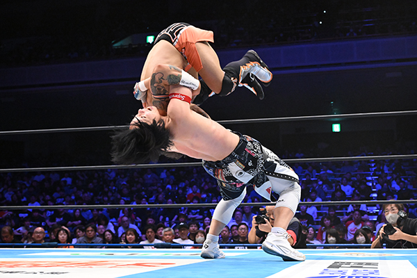 YOH survives Eagles to keep Jr. Gold | NEW JAPAN PRO-WRESTLING