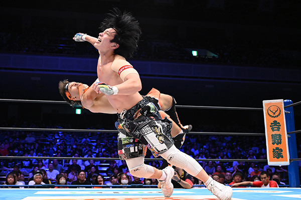 YOH様 YOH survives Eagles to keep Jr. Gold | NEW JAPAN PRO-WRESTLING