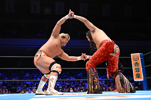 Tsuji survives the Grip to keep heavyweight gold | NEW JAPAN PRO