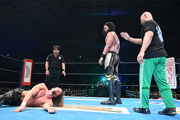 Switchblade Shocked as Hikuleo forces Jay White out of Japan | NEW JAPAN  PRO-WRESTLING