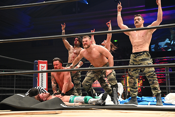 War Dogs stand over Ospreay, UE after brutal cage match | NEW JAPAN PRO-WRESTLING