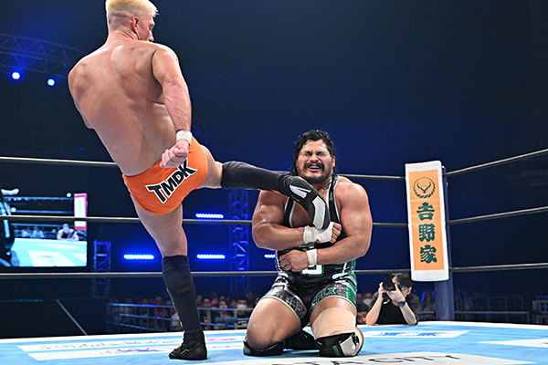 Jeff Cobb captures TV gold in Fukuoka | NEW JAPAN PRO-WRESTLING