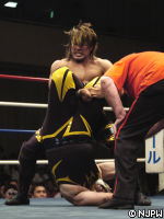 棚橋が初遭遇の初代タイガーからギブアップを奪取！/8月2日「梶原一騎23回忌追悼記念大会」試合結果 | 新日本プロレスリング株式会社