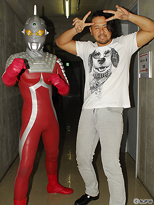 中邑真輔がウルトラセブンとタッグ結成!! モチロン＆ワイルド星人を