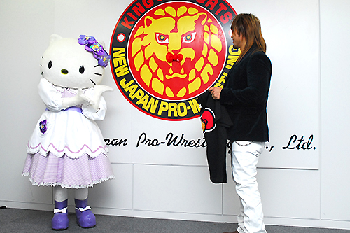 ハローキティと新日本プロレスのコラボTシャツ2種類が発売開始