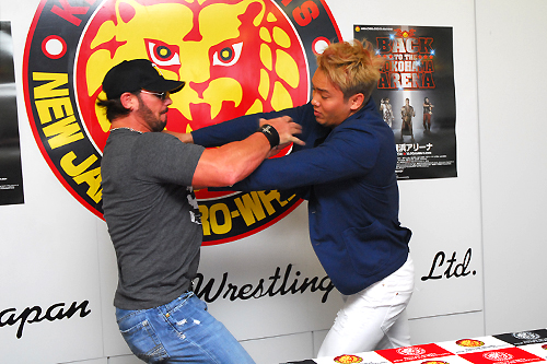 王者AJと挑戦者オカダが大乱闘寸前！ 「AJとBULLET CLUBを潰す