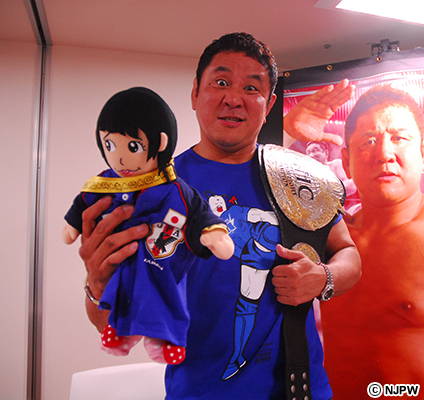 雨の中、熱い永田ファンが集結!! 新宿マルイメンで永田裕志がサイン