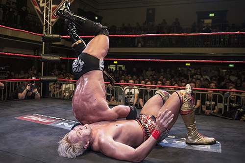 オカダ・カズチカがイギリス・RPWに海外遠征! レインメーカーで