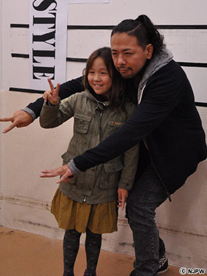 大阪大会一夜明けで、中邑真輔が“自伝下巻”の先行発売イベントを 大阪大会一夜明けで、中邑真輔が“自伝下巻”の先行発売イベントを