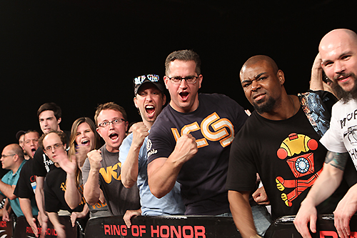 試合前のサイン会も大盛況！一番人気は中邑真輔! BULLET CLUBファンも