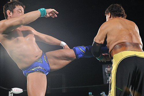 三沢光晴メモリアルナイト」で永田が高山とエルボー合戦! GHCジュニア